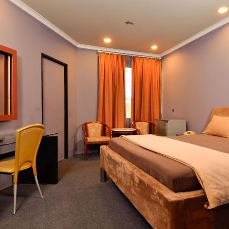 Hotel Peninsula Mangga Besar Джакарта Екстериор снимка