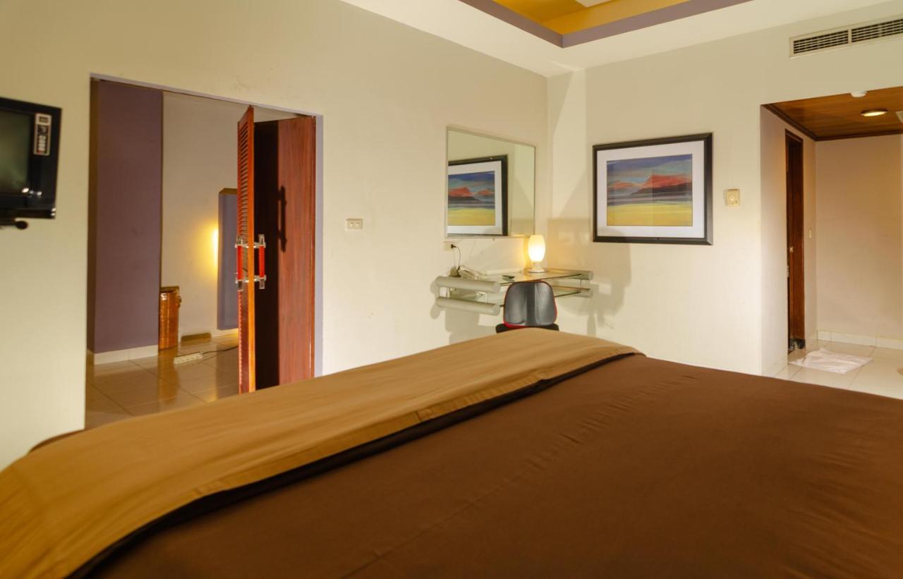 Hotel Peninsula Mangga Besar Джакарта Екстериор снимка