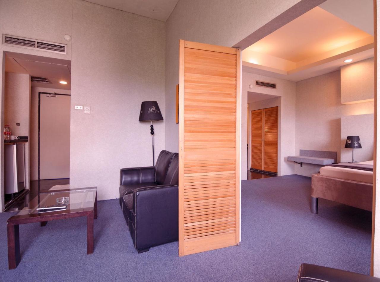 Hotel Peninsula Mangga Besar Джакарта Стая снимка
