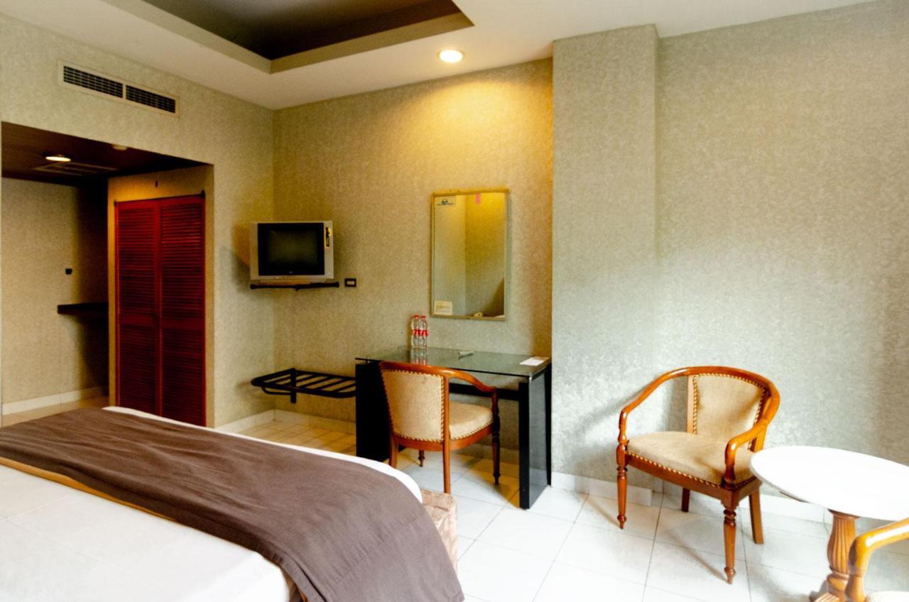 Hotel Peninsula Mangga Besar Джакарта Екстериор снимка