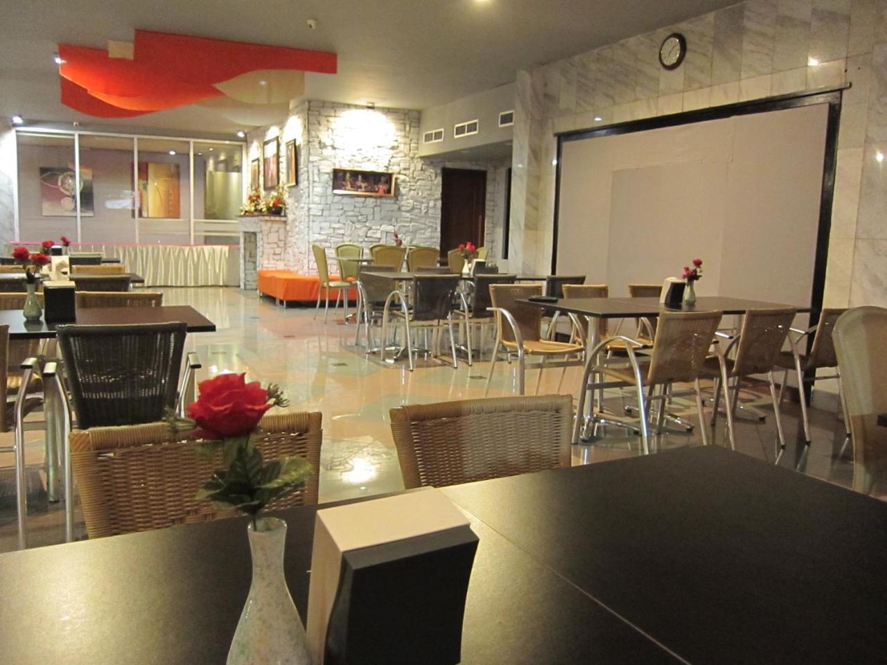 Hotel Peninsula Mangga Besar Джакарта Екстериор снимка