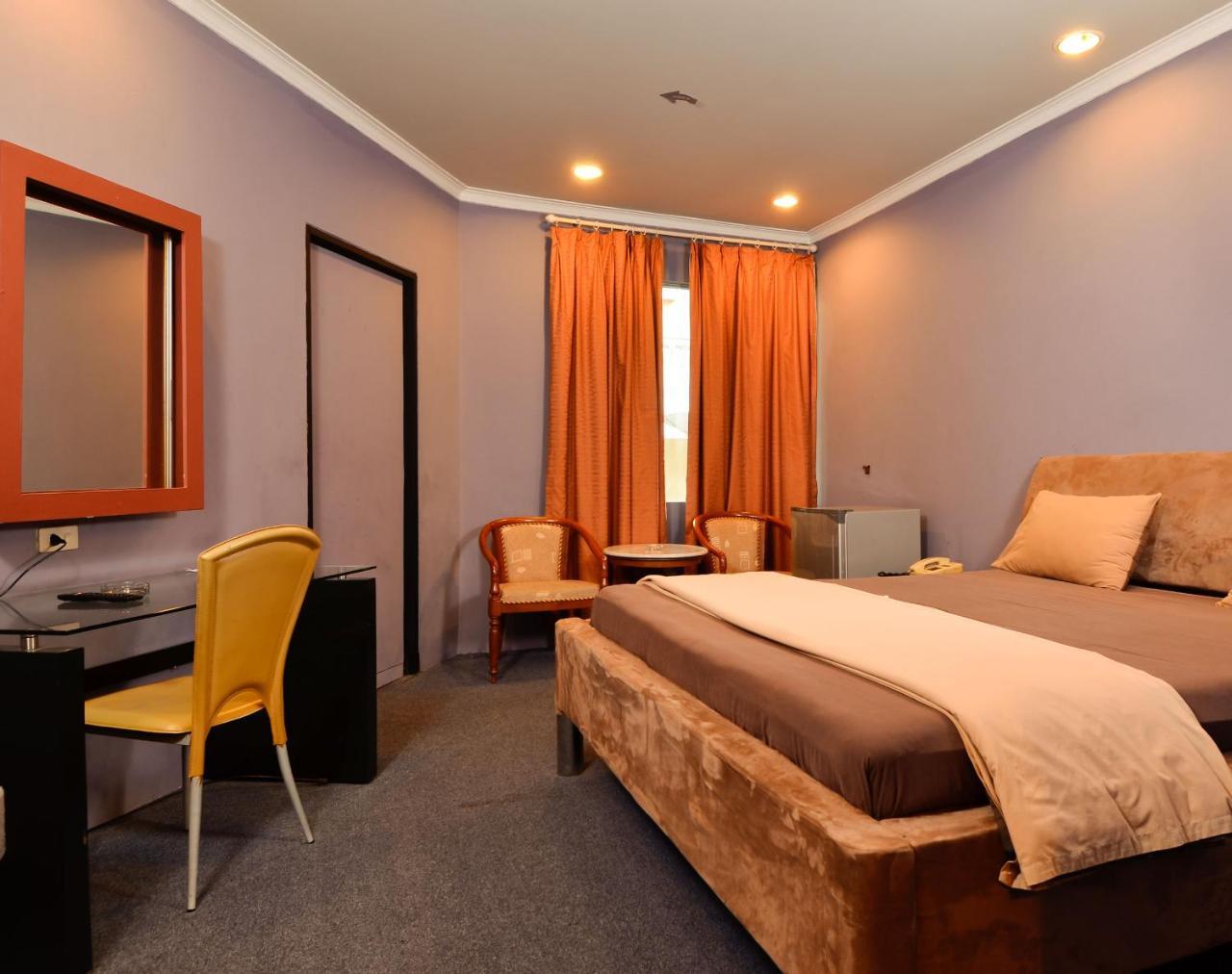 Hotel Peninsula Mangga Besar Джакарта Екстериор снимка