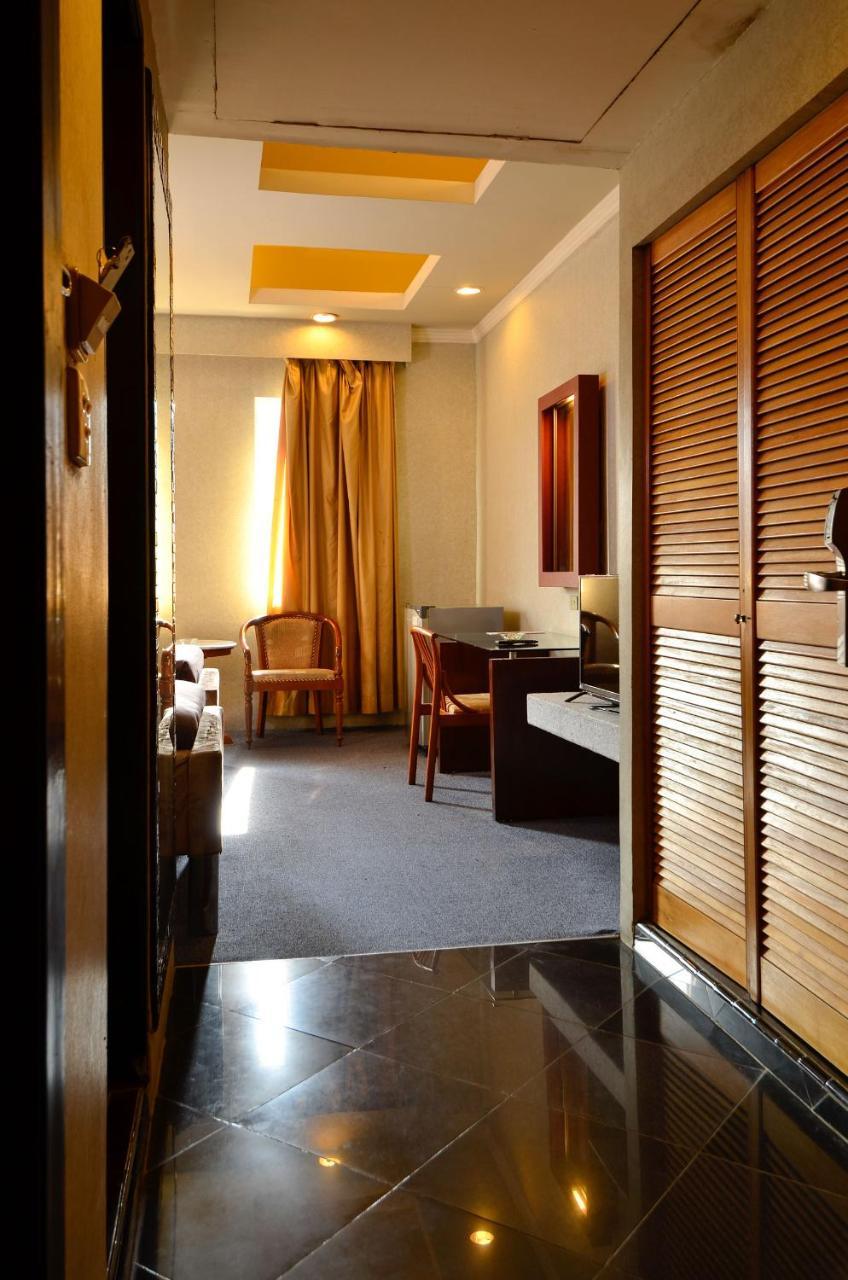 Hotel Peninsula Mangga Besar Джакарта Екстериор снимка