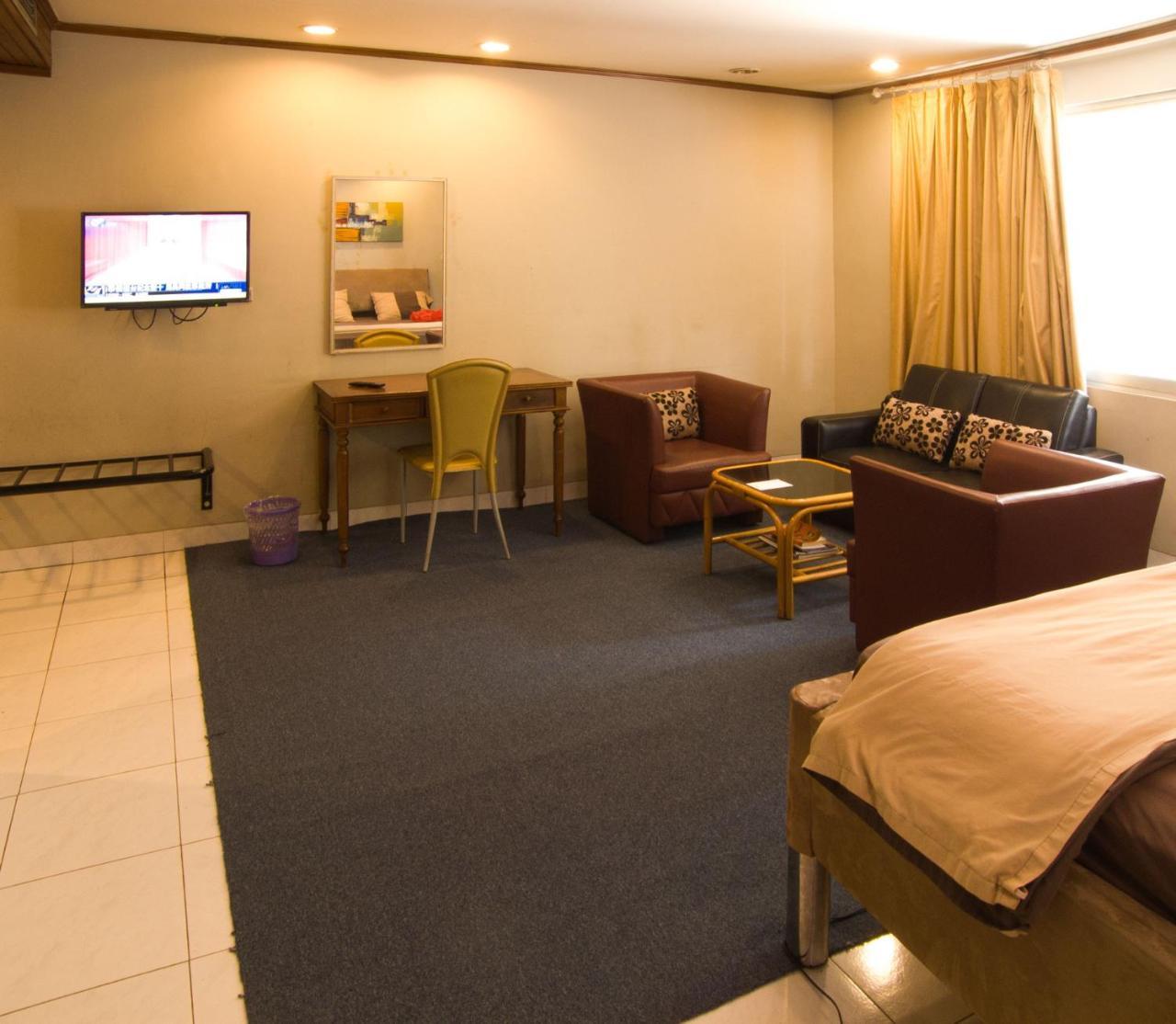 Hotel Peninsula Mangga Besar Джакарта Екстериор снимка