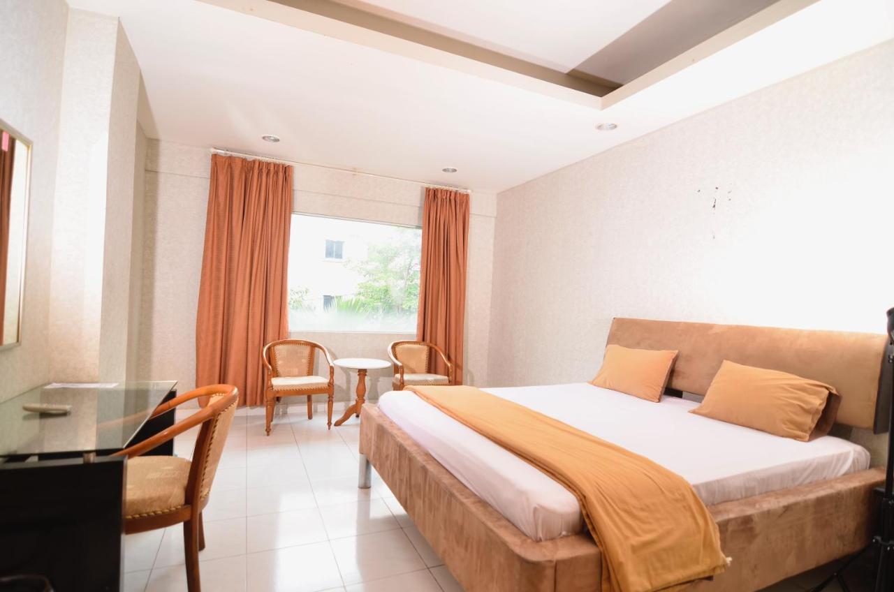Hotel Peninsula Mangga Besar Джакарта Екстериор снимка