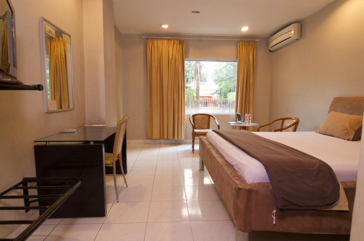 Hotel Peninsula Mangga Besar Джакарта Екстериор снимка